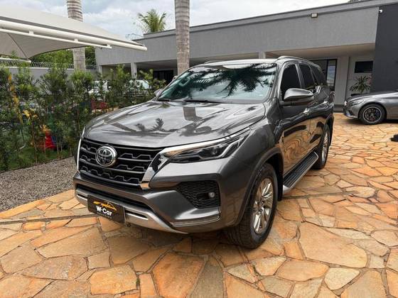 TOYOTA HILUX SW4 2.8 D-4D TURBO DIESEL SRX 4X4 AUTOMÁTICO